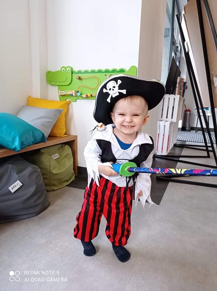 Chłopiec przebrany za pirata.
