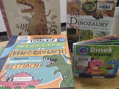 Zdjęcie przedstawia książki o dinozaurach.
