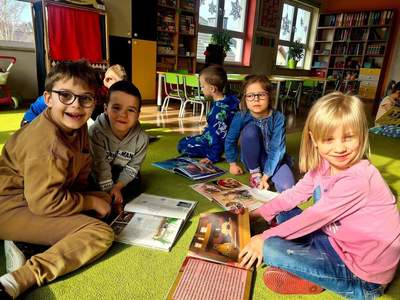 Dzieci oglądające książki.