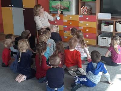 Dzieci słuchające bajki.