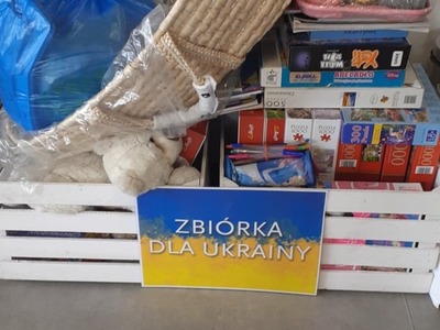 Skrzynki zapełnione darami od mieszkańców