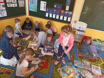 Dzieci oglądające książki.
