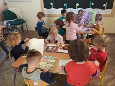 Dzieci oglądające książki.