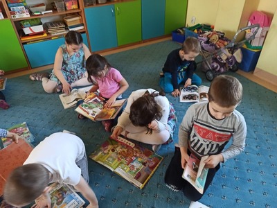 Dzieci oglądające książki.