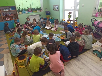 Dzieci oglądające książki.