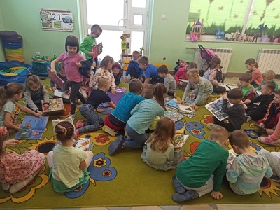 Dzieci oglądające książki.