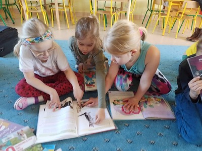 Dzieci oglądające książki.