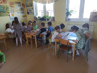 Dzieci oglądające książki.