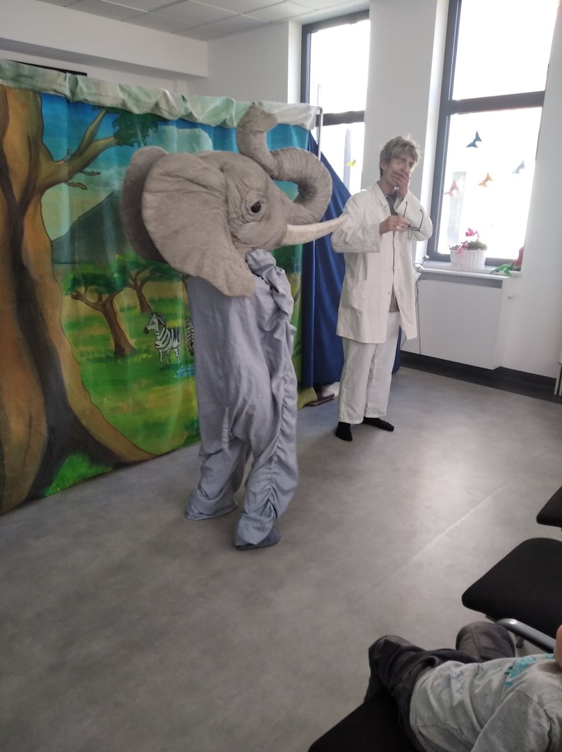 Aktorzy odgrywający rolę słonia i Doktora Dolittle.