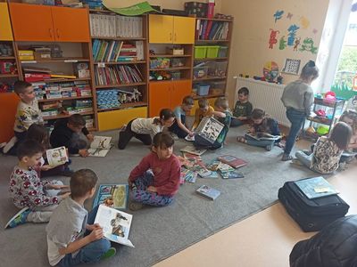 Dzieci oglądające książki.