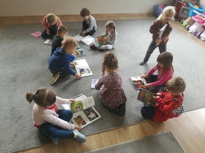 Dzieci oglądające książki.