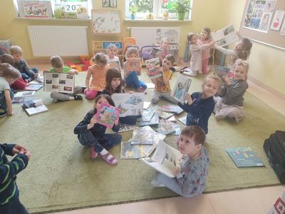 Dzieci oglądające książki.