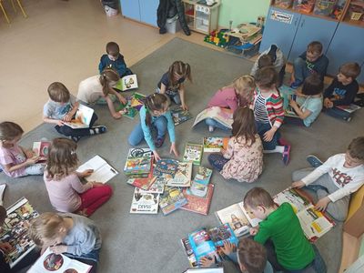 Dzieci oglądające książki.