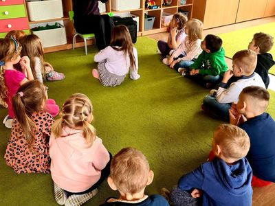 Dzieci słuchające książki.