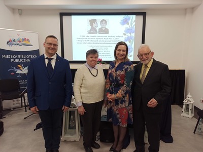 Na zdjęciu Dyrektor PBP w Wołominie - Krzysztof Kudera, Pani Teresa Dutkiewicz, Dyrektor Biblioteki w Kobyłce - Sylwia Carzyńska, Oskar Czarnik.