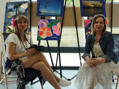 Iwona Stańczuk i Sylwia Carzyńska prezentują fotografie