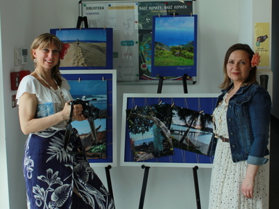 Iwona Stańczuk i Sylwia Carzyńska przed fotografiami