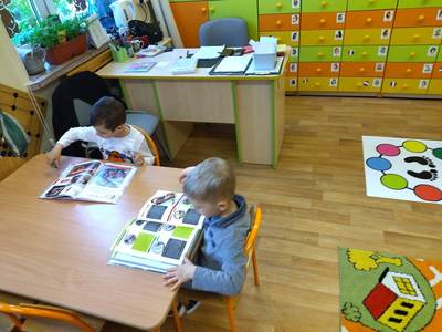 Dzieci oglądające książki.