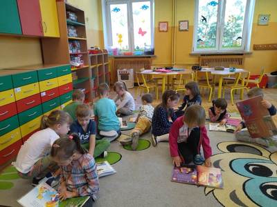 Dzieci oglądające książki.