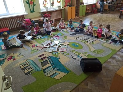 Dzieci oglądające książki.