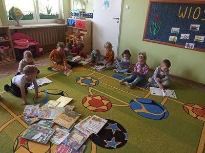 Dzieci oglądające książki.