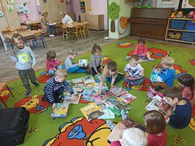 Dzieci oglądające książki.