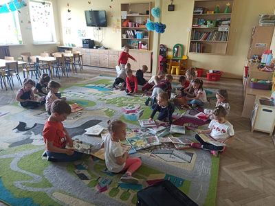 Dzieci oglądające książki.