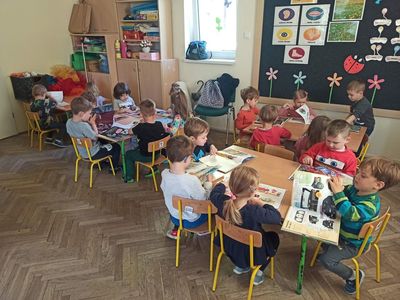 Dzieci oglądające książki.