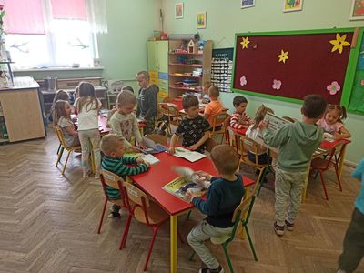 Dzieci oglądające książki.