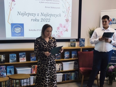 Dyrektor Biblioteki wraz z Krzysztofem Kucharskim witają zaproszonych gości