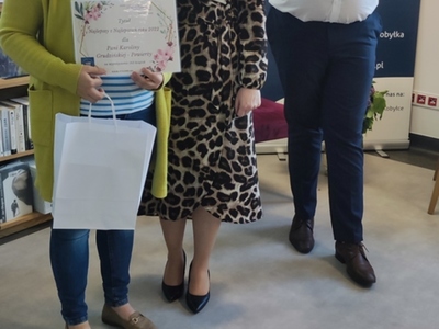 Pani Karolina z dyplomem i nagrodą