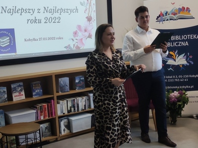 Dyrektor Biblioteki wraz z Krzysztofem Kucharskim witają zaproszonych gości
