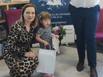Julia odbiera nagrodę i dyplom