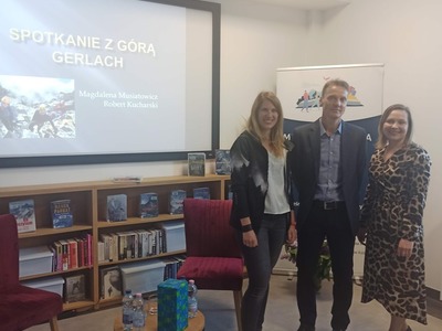 Wspólne zdjęcie Dyrektor Biblioteki z gośćmi