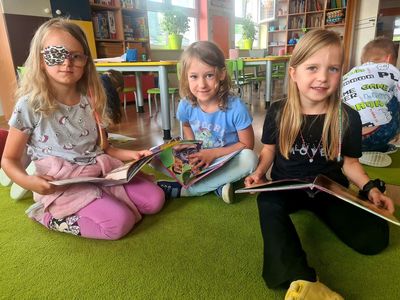 Dzieci czytające książki.