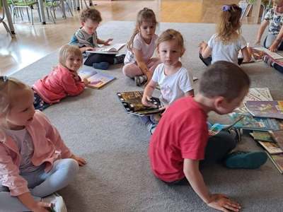 Dzieci oglądające książki.