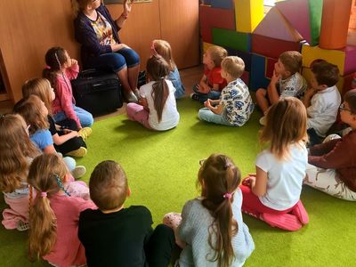 Dzieci słuchające książki.