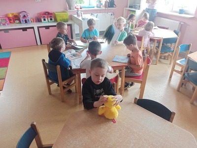 Dzieci oglądające książki.