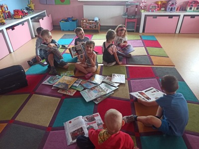 Dzieci oglądające książki.