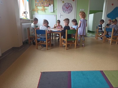 Dzieci oglądające książki.