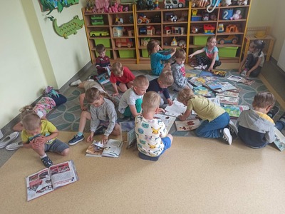 Dzieci oglądające książki.