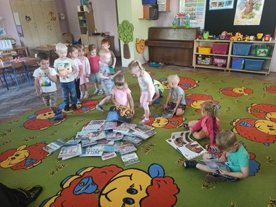 Dzieci oglądające książki.