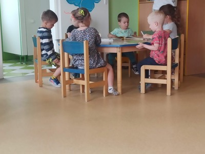 Dzieci oglądające książki.