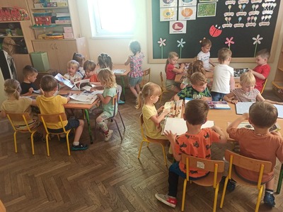 Dzieci oglądające książki.