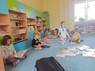 Dzieci oglądające książki.