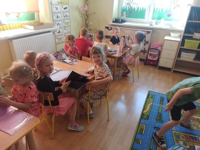 Dzieci oglądające książki.