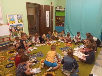 Dzieci oglądające książki.