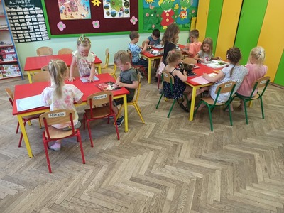 Dzieci oglądające książki.
