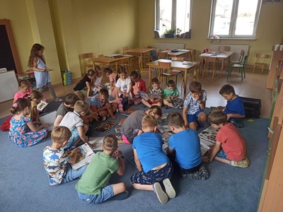Dzieci oglądające książki.
