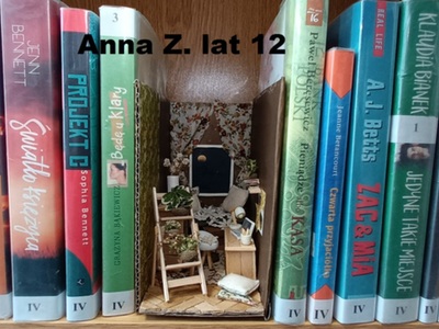 Book nook - mebelki, kwiaty, pokoik z łóżkiem między książkami